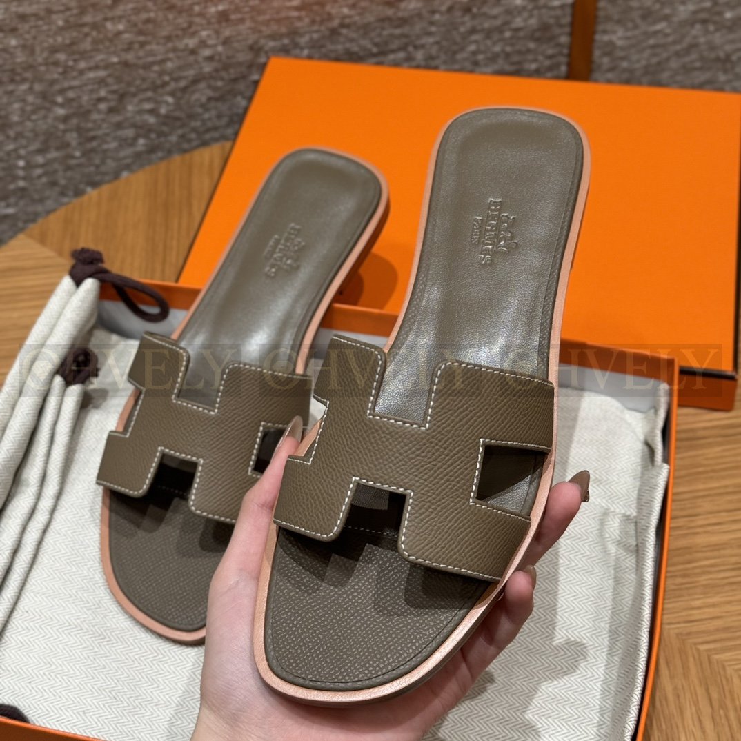 HERMÈS 에르메스 오란 샌들 엡송 카프스킨 (Etoupe) 상품 썸네일