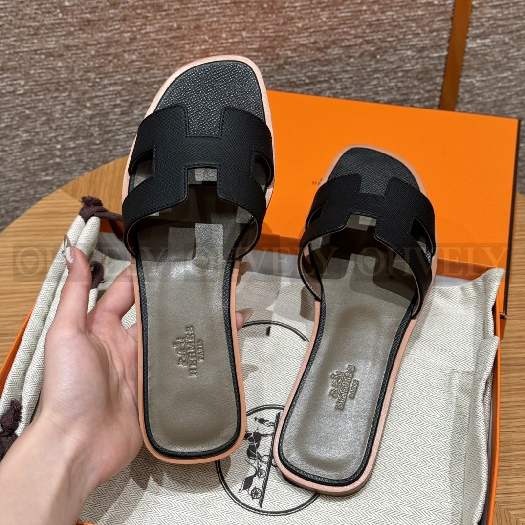 HERMÈS 에르메스 오란 샌들 엡송 카프스킨 (Black) 상품 썸네일