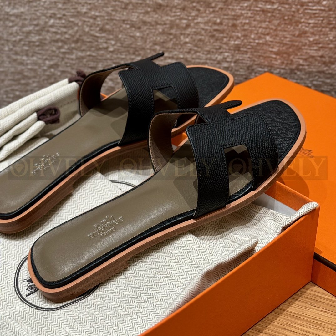 HERMÈS 에르메스 오란 샌들 엡송 카프스킨 (Black) 상품 썸네일