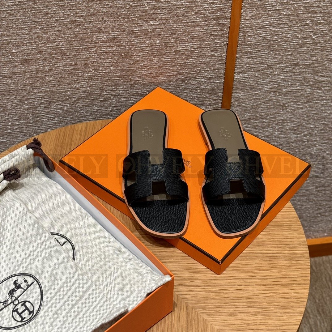 HERMÈS 에르메스 오란 샌들 엡송 카프스킨 (Black) 상품 썸네일