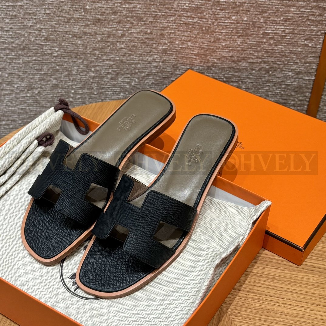 HERMÈS 에르메스 오란 샌들 엡송 카프스킨 (Black) 상품 썸네일