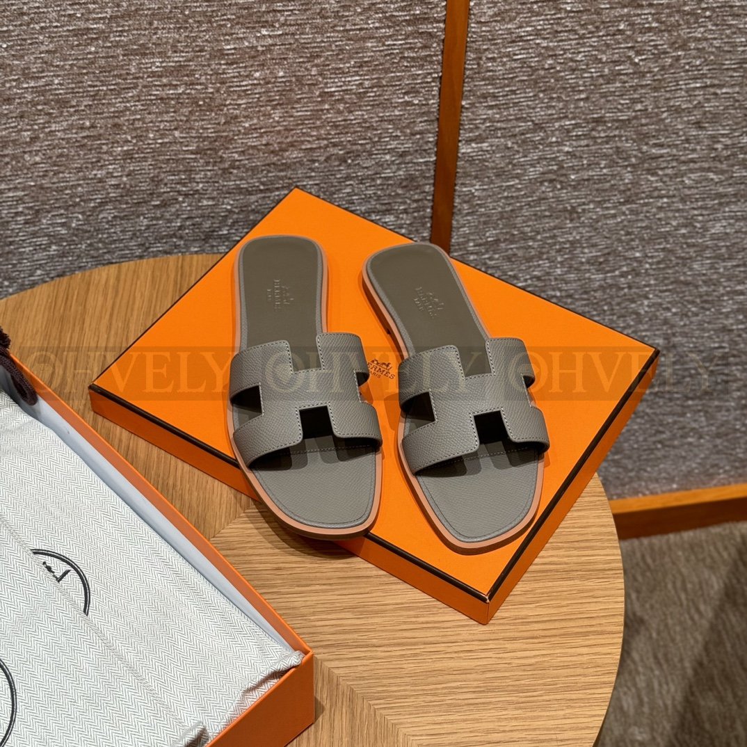 HERMÈS 에르메스 오란 샌들 엡송 카프스킨 (Gris Asphalte) 상품 썸네일