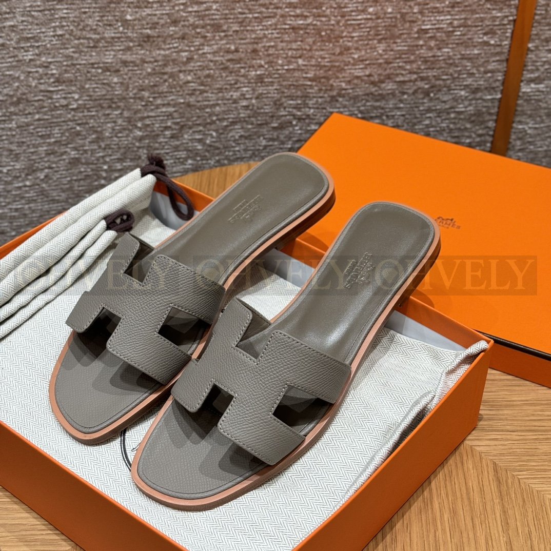 HERMÈS 에르메스 오란 샌들 엡송 카프스킨 (Gris Asphalte) 상품 썸네일