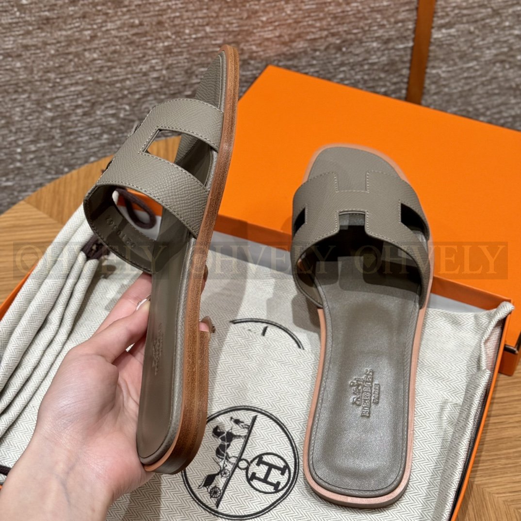 HERMÈS 에르메스 오란 샌들 엡송 카프스킨 (Gris Asphalte) 상품 썸네일