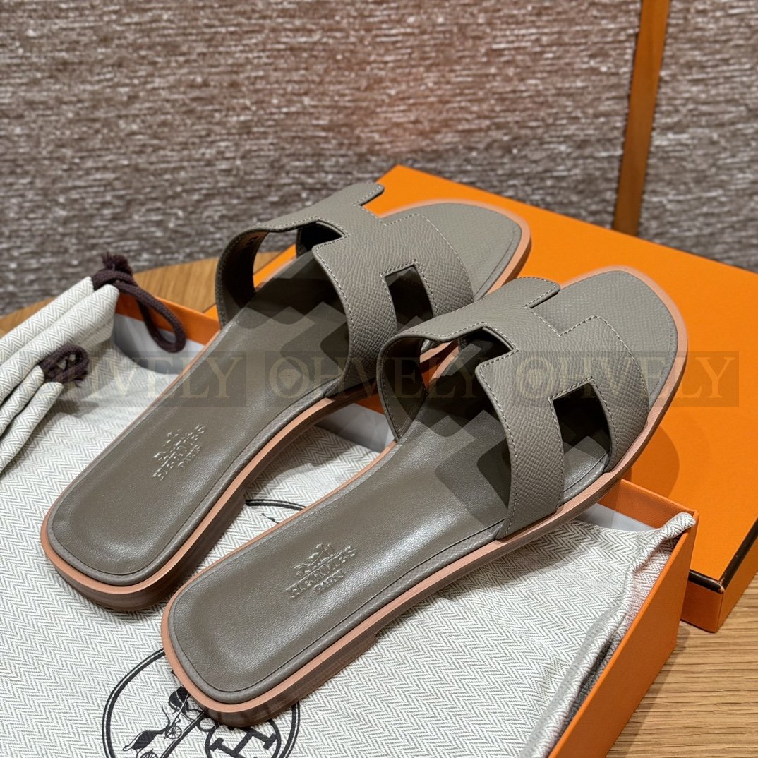 HERMÈS 에르메스 오란 샌들 엡송 카프스킨 (Gris Asphalte) 상품 썸네일