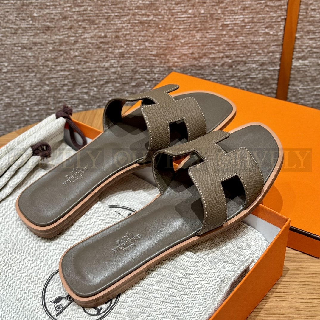 HERMÈS 에르메스 오란 샌들 엡송 카프스킨 (18/Etoupe) 상품 썸네일