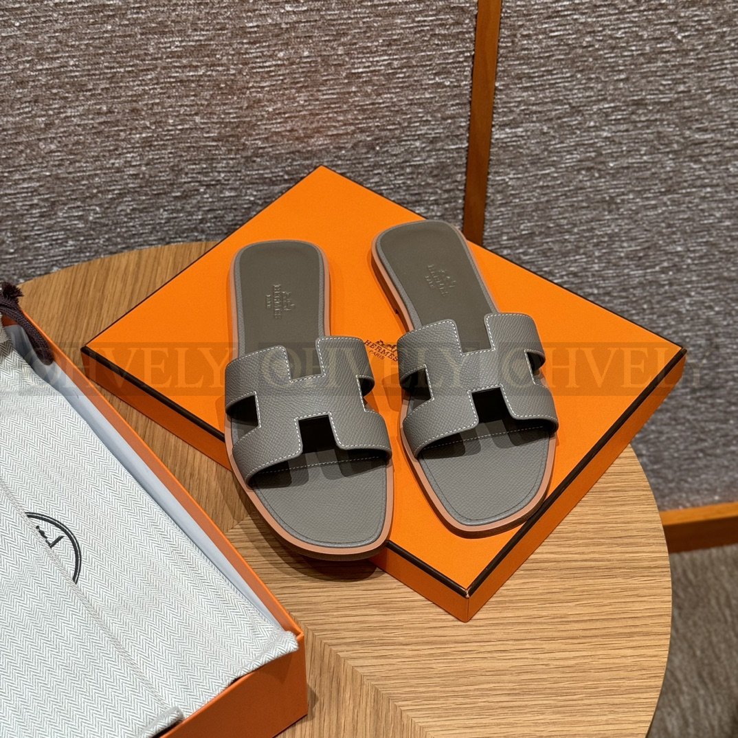 HERMÈS 에르메스 오란 샌들 엡송 카프스킨 (Gris Asphalte) 상품 썸네일