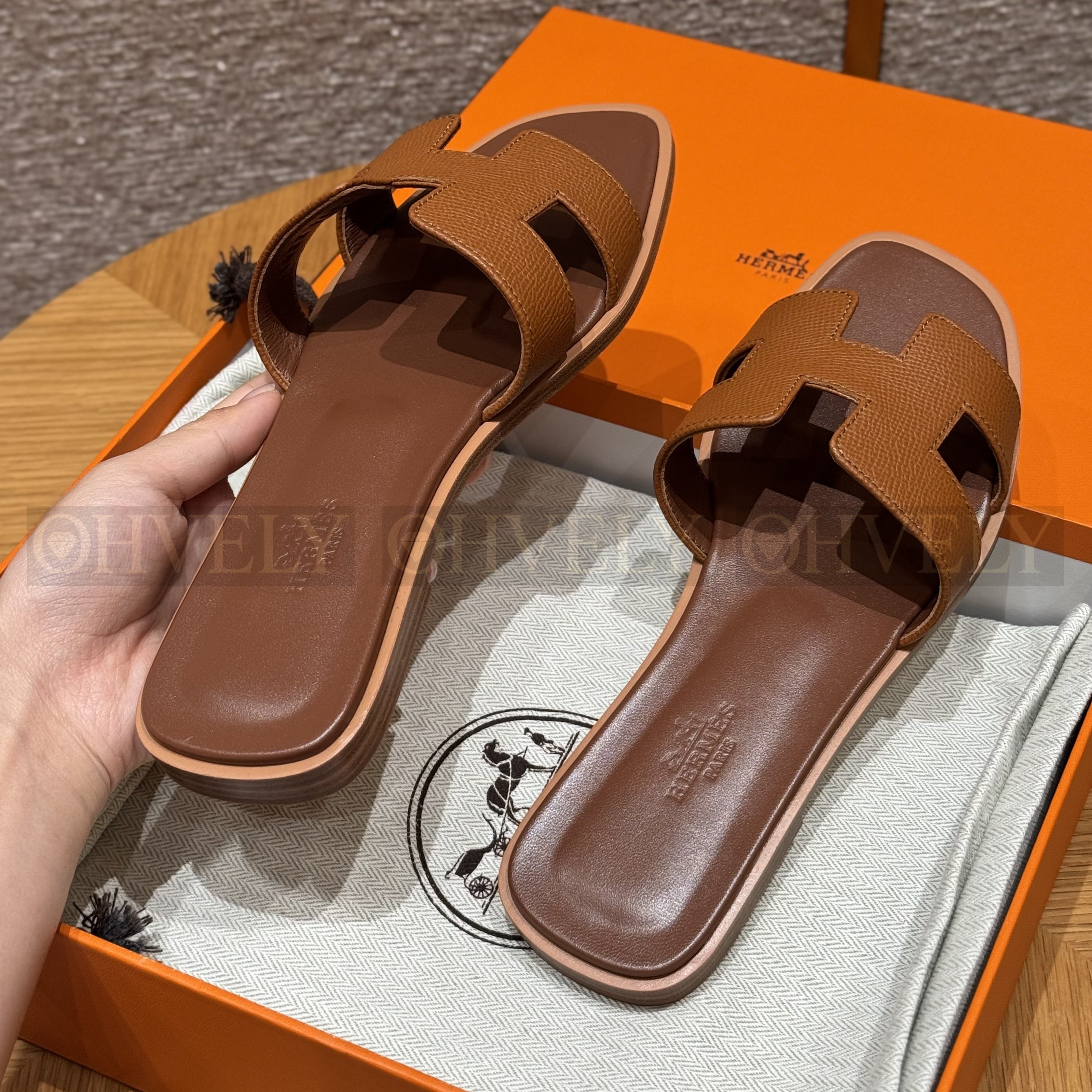 HERMÈS 에르메스 오란 샌들 엡송 카프스킨 (Gold) 상품 썸네일