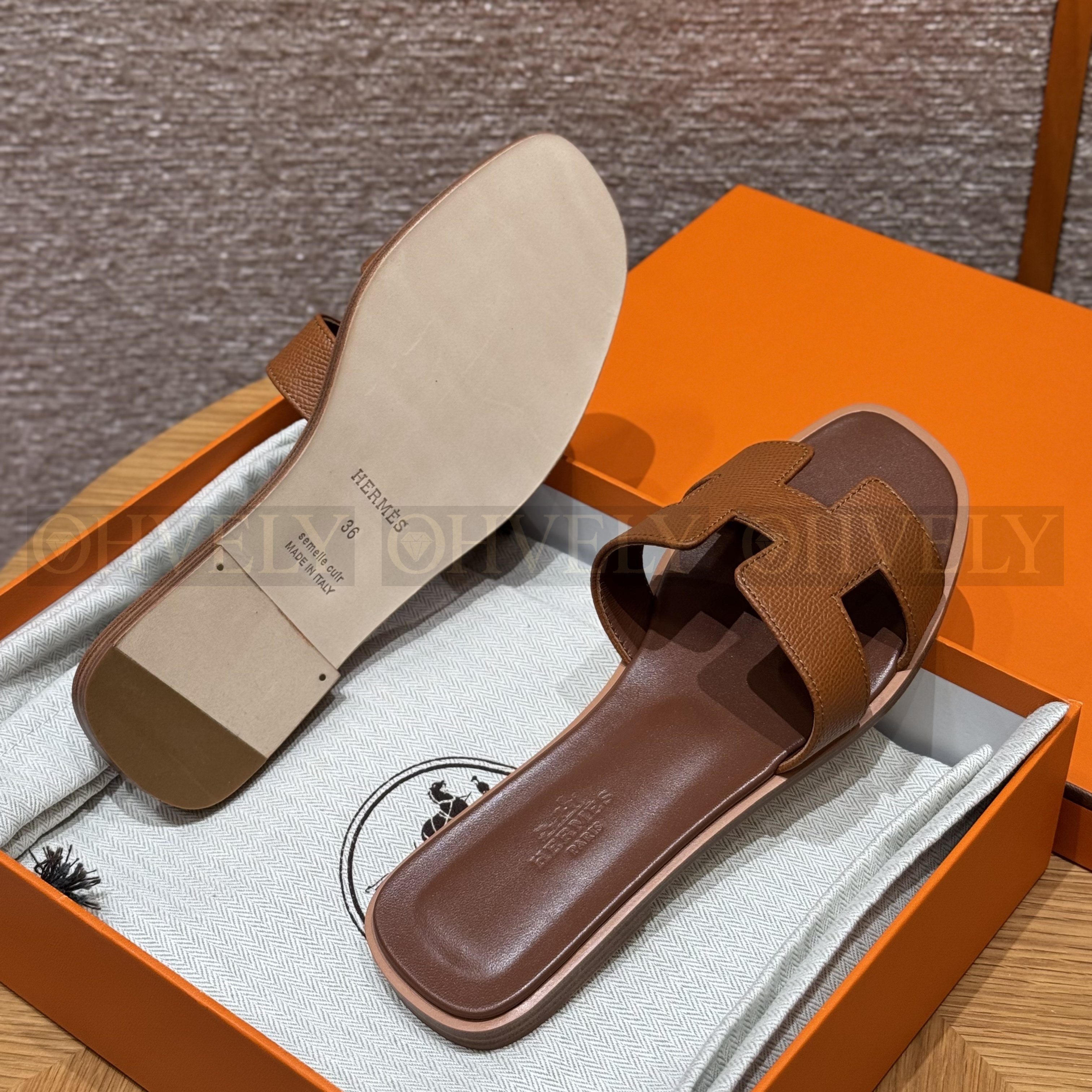 HERMÈS 에르메스 오란 샌들 엡송 카프스킨 (Gold) 상품 썸네일