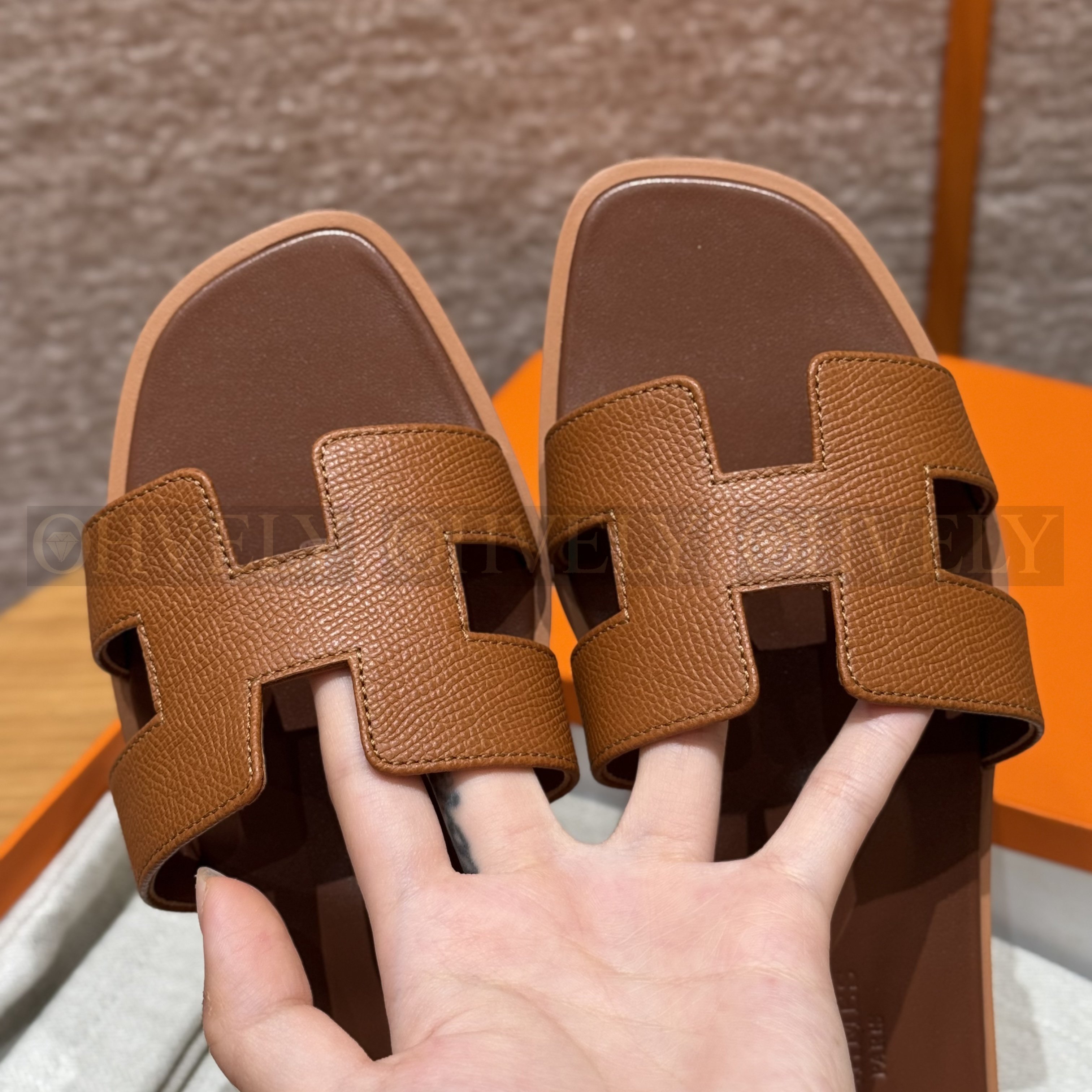 HERMÈS 에르메스 오란 샌들 엡송 카프스킨 (Gold) 상품 썸네일