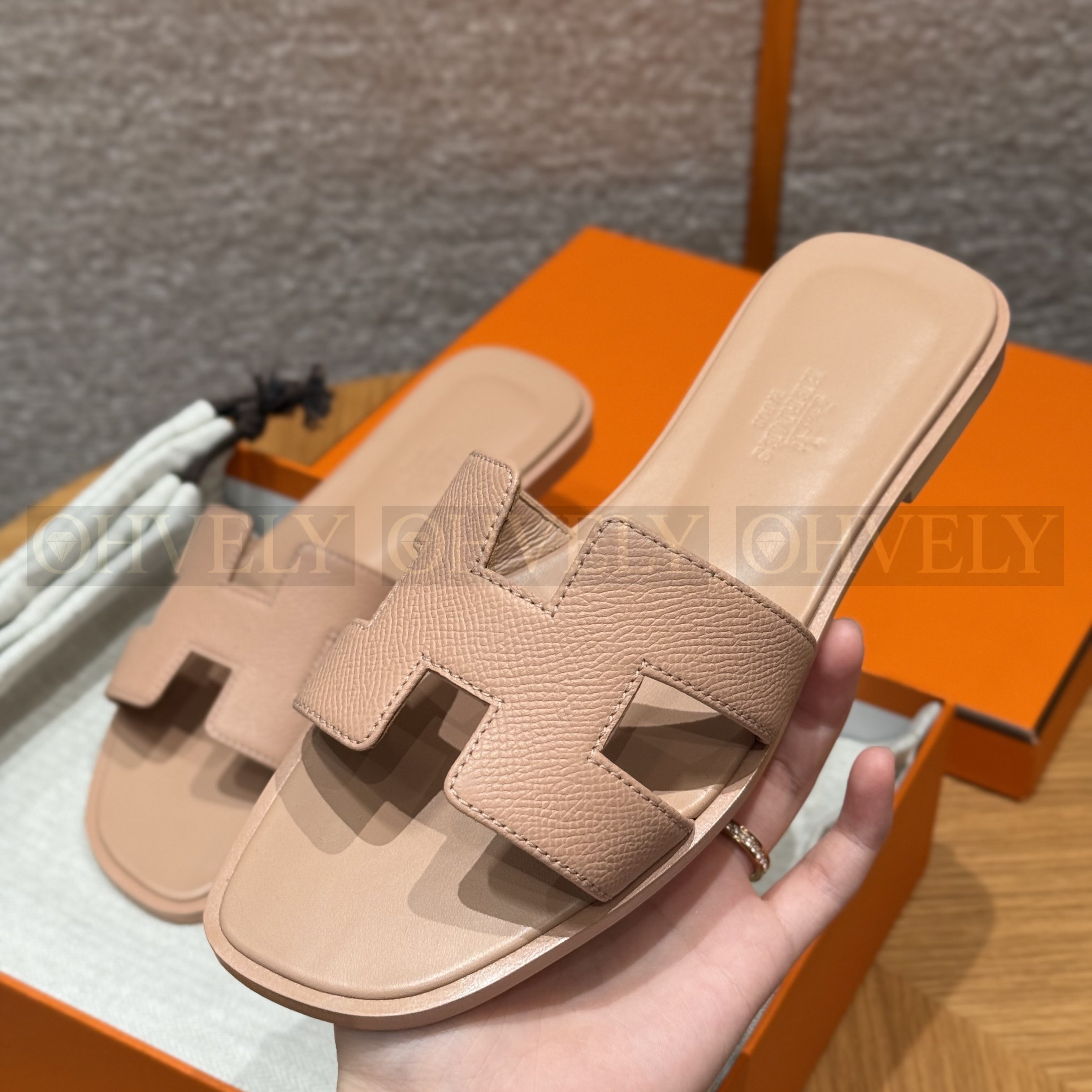 HERMÈS 에르메스 오란 샌들 엡송 카프스킨 (Pelino beige) 상품 썸네일