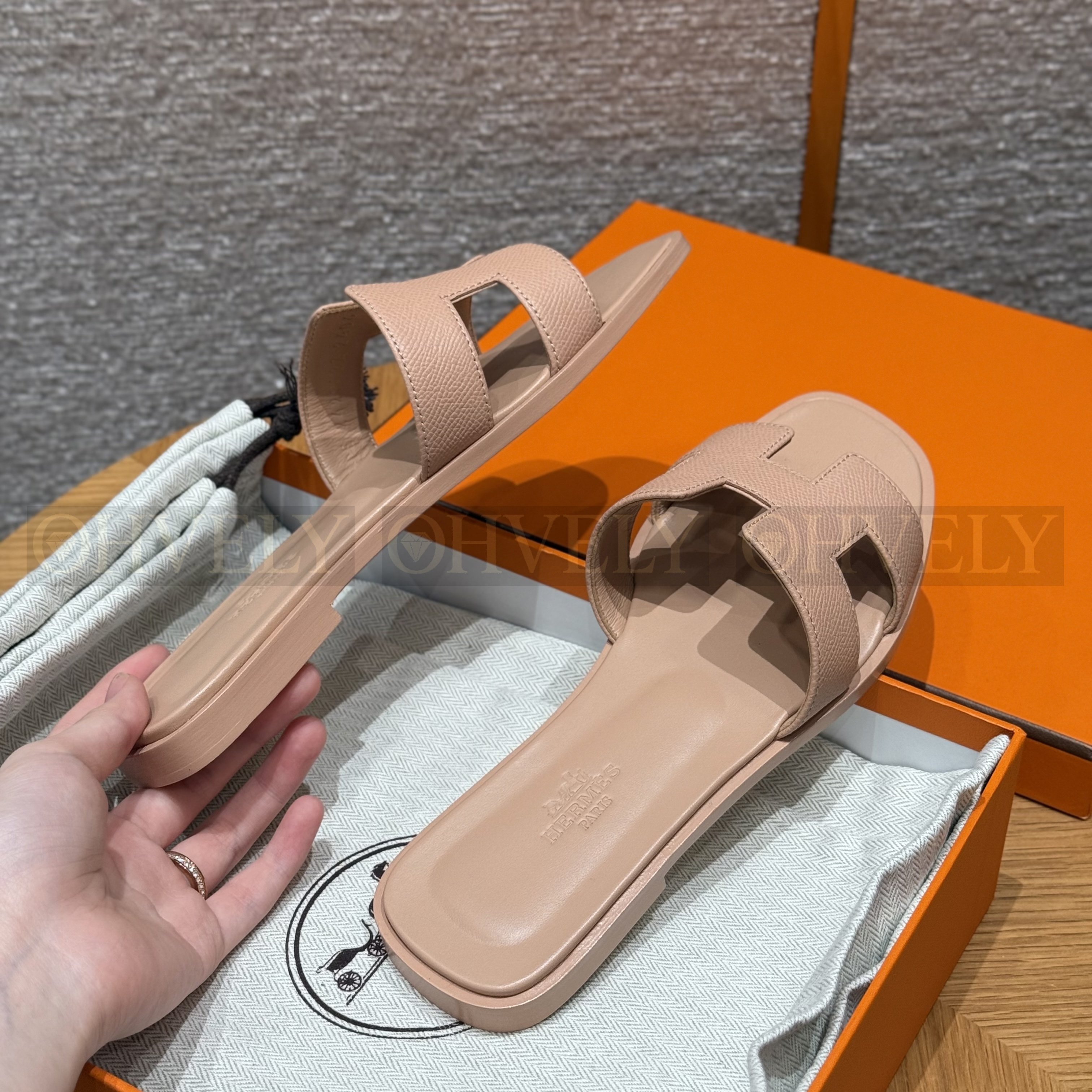 HERMÈS 에르메스 오란 샌들 엡송 카프스킨 (Pelino beige) 상품 썸네일