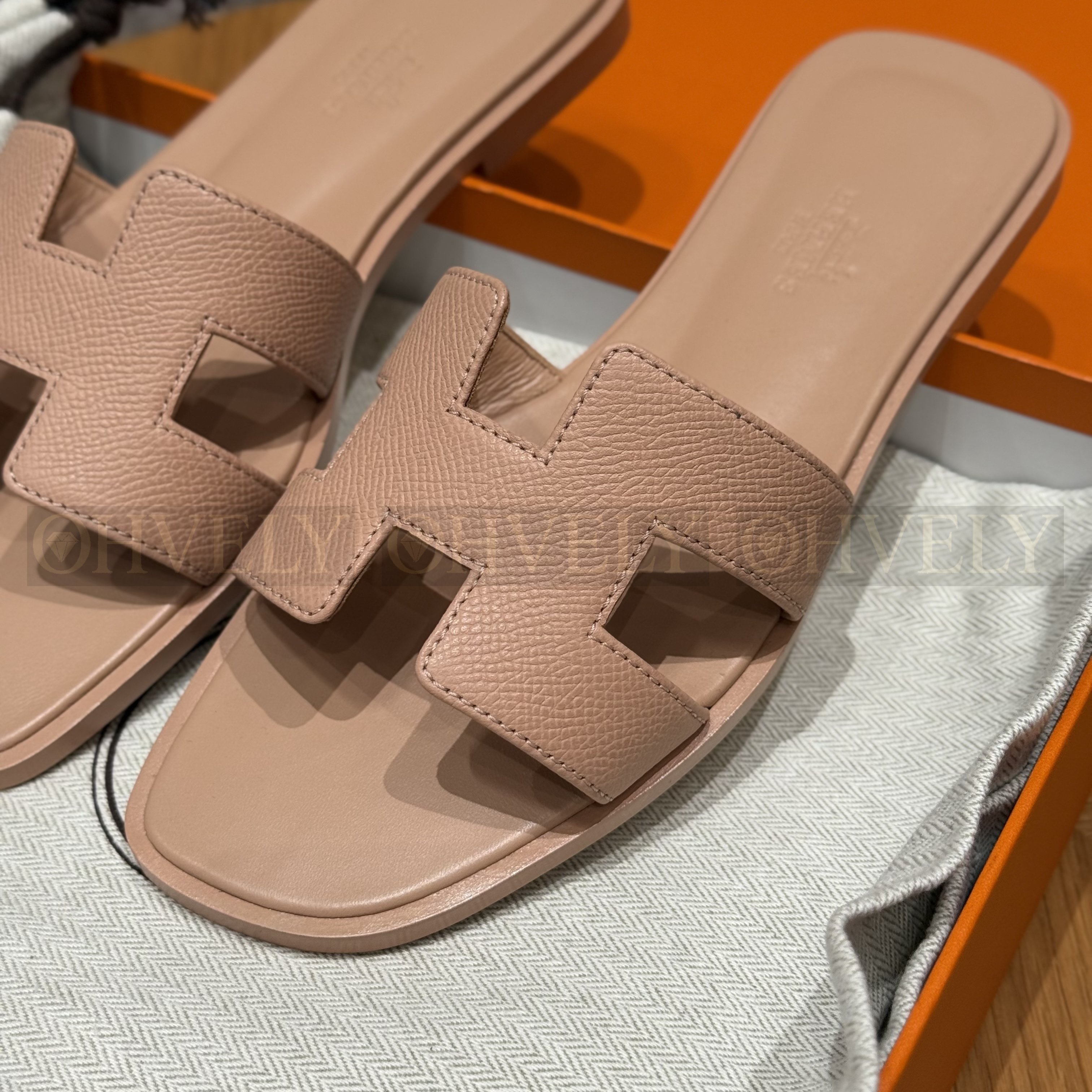 HERMÈS 에르메스 오란 샌들 엡송 카프스킨 (Pelino beige) 상품 썸네일