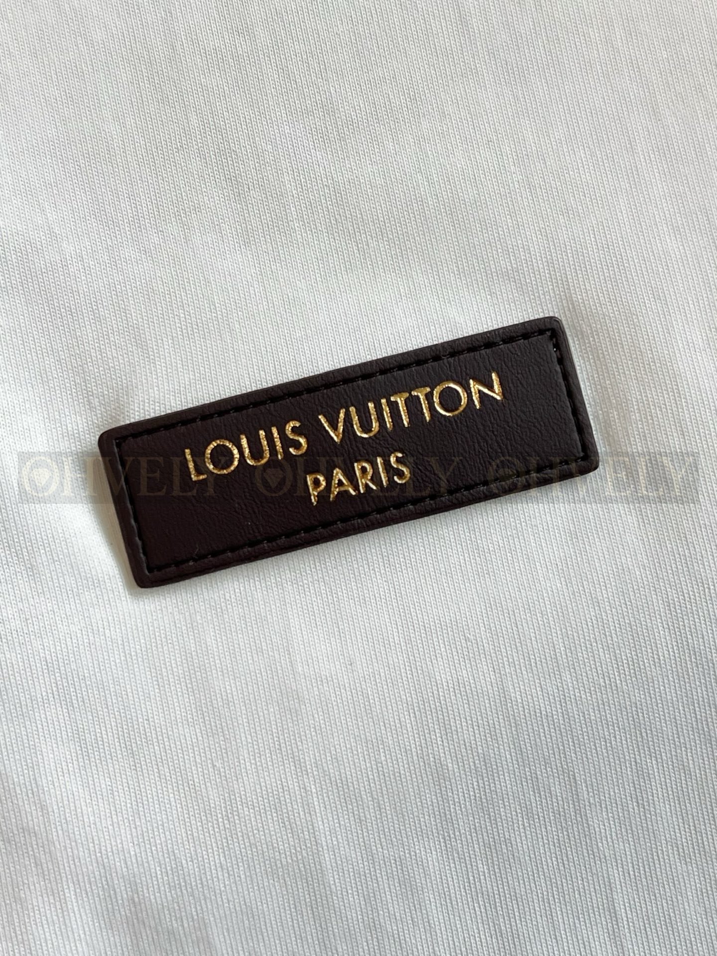 【 ZP버전 】루이비통 Louis Vuitton 레더 패치 로고 반팔 티셔츠 상품 썸네일