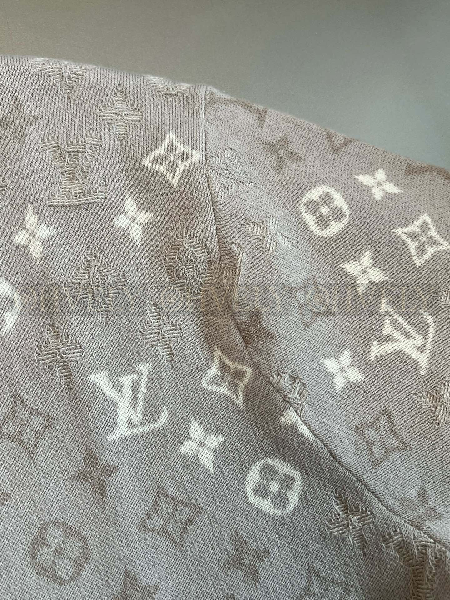 【 ZP버전 】루이비통 Louis Vuitton 모노그램 그라디언트 코튼 니트 티셔츠 상품 썸네일