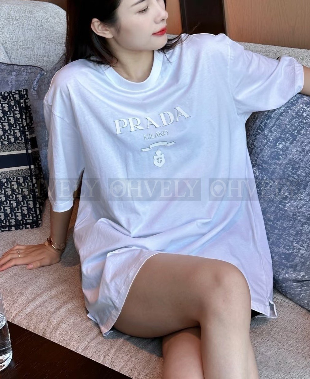 【 ZP버전 】프라다 PRADA 엠보싱 로고 프린트 반팔 티셔츠 상품 썸네일