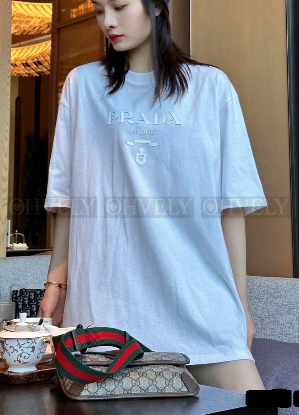 【 ZP버전 】프라다 PRADA 엠보싱 로고 프린트 반팔 티셔츠 상품 썸네일