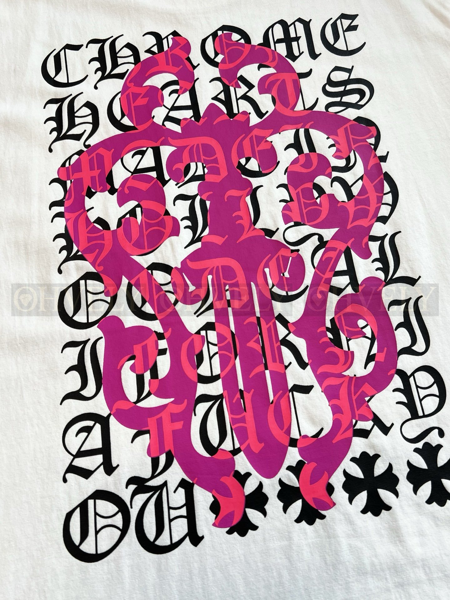 【 ZP버전 】크롬하츠 Chrome Hearts 핑크 대거 스크립트 로고 반팔 티셔츠 상품 썸네일