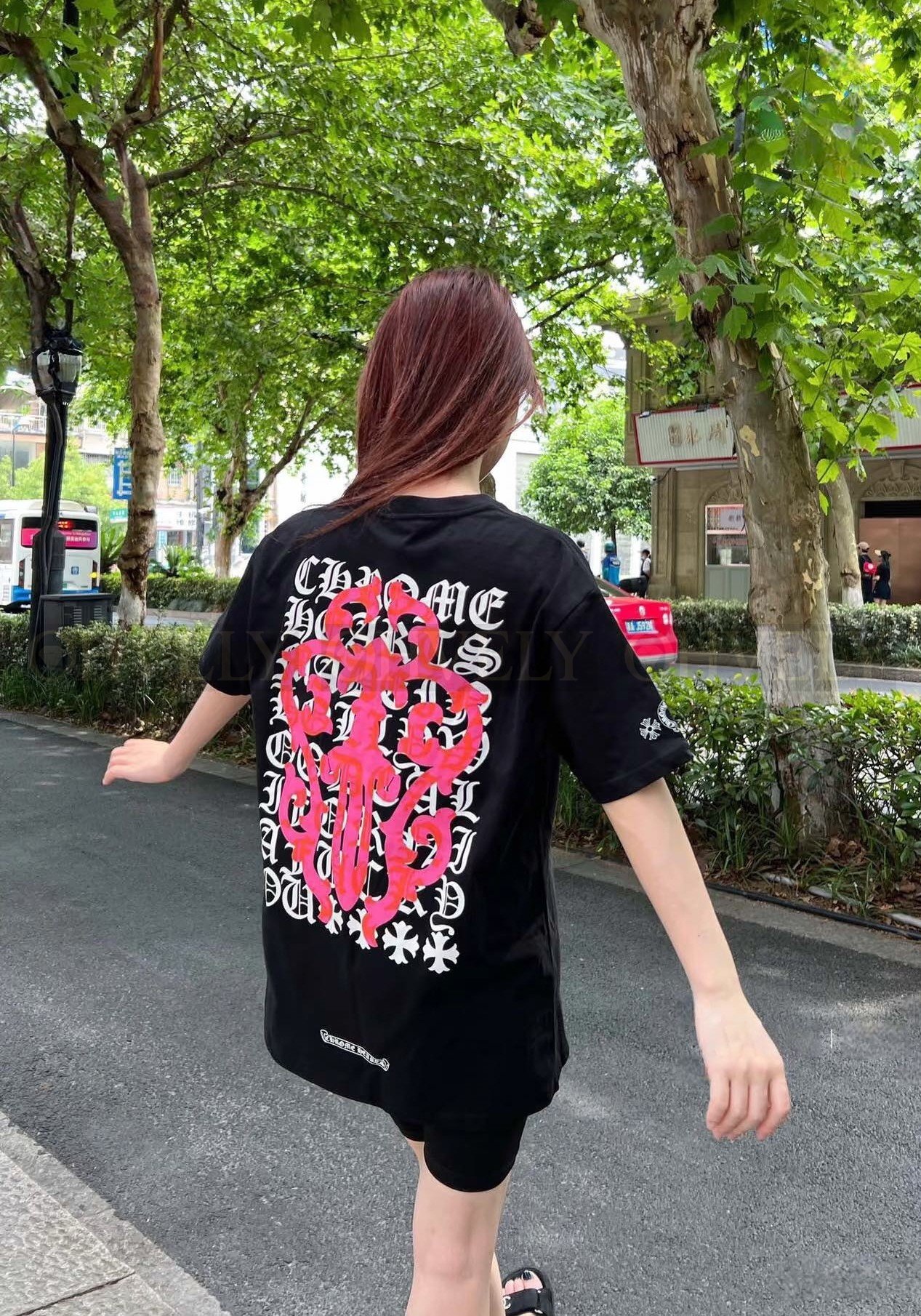 【 ZP버전 】크롬하츠 Chrome Hearts 핑크 대거 스크립트 로고 반팔 티셔츠 상품 썸네일