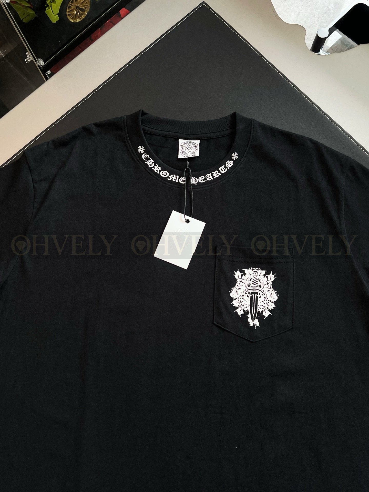 【 ZP버전 】크롬하츠 Chrome Hearts 넥 로고 대거 포켓 반팔 티셔츠 상품 썸네일
