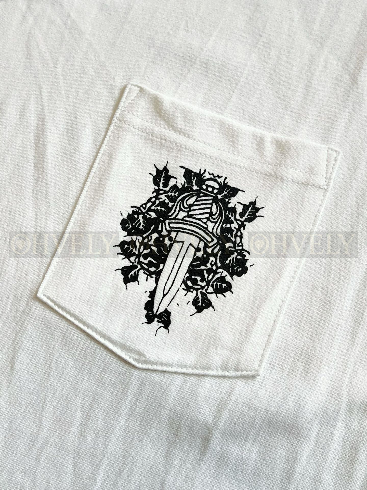 【 ZP버전 】크롬하츠 Chrome Hearts 넥 로고 대거 포켓 반팔 티셔츠 상품 썸네일