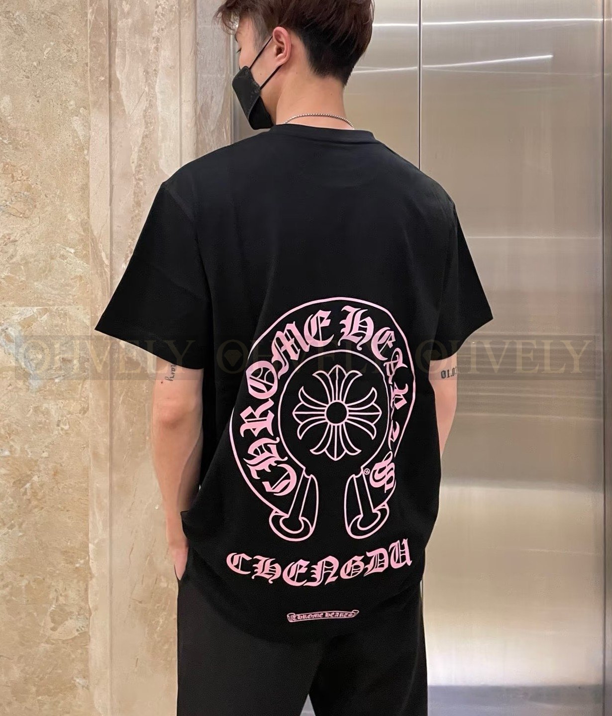 【 ZP버전 】크롬하츠 Chrome Hearts 청두 한정 핑크 홀스슈 로고 티셔츠 블랙 상품 썸네일