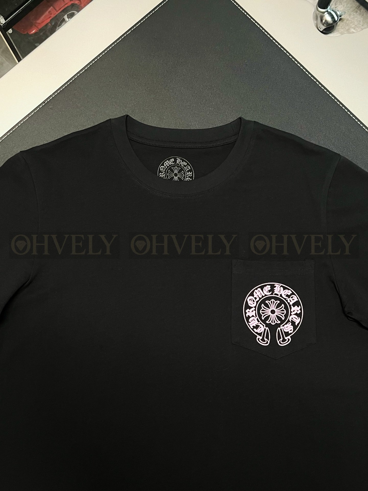 【 ZP버전 】크롬하츠 Chrome Hearts 청두 한정 핑크 홀스슈 로고 티셔츠 블랙 상품 썸네일