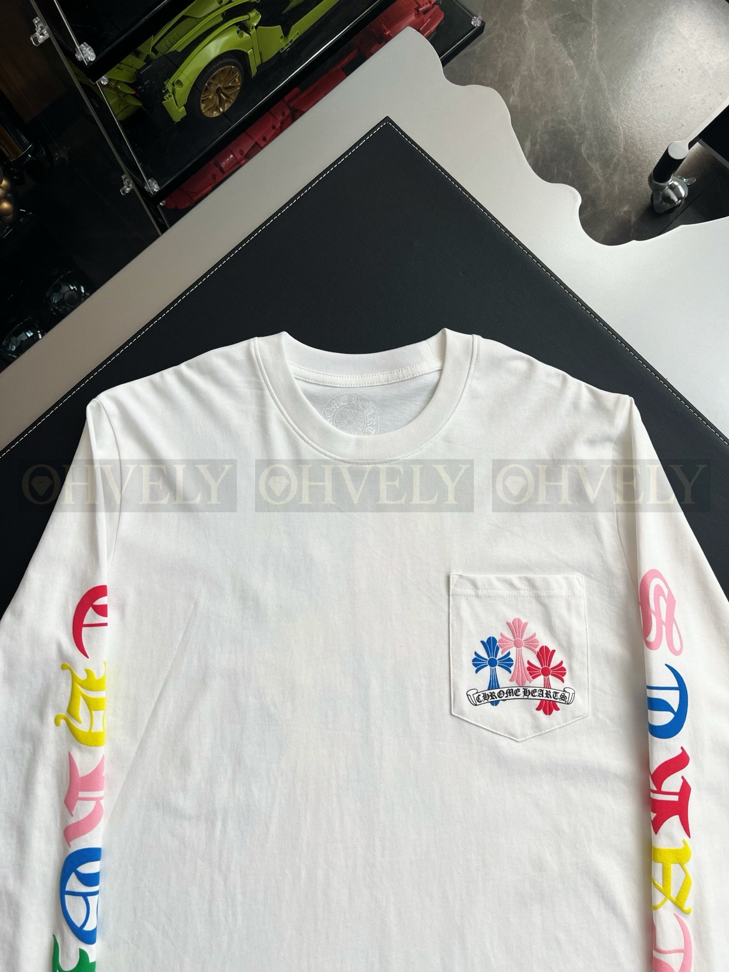 【 ZP버전 】크롬하츠 Chrome Hearts 멀티 컬러 크로스 스크롤 로고 롱슬리브 티셔츠 상품 썸네일