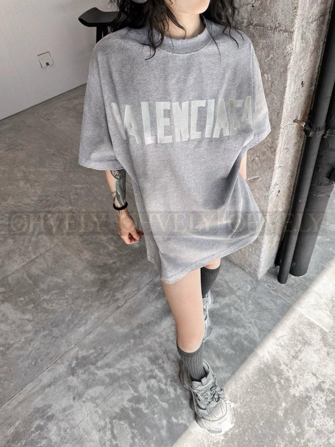 【 ZP버전 】발렌시아가 Balenciaga 테이프 타입 로고 디스트레스트 반팔 티셔츠 그레이 상품 썸네일