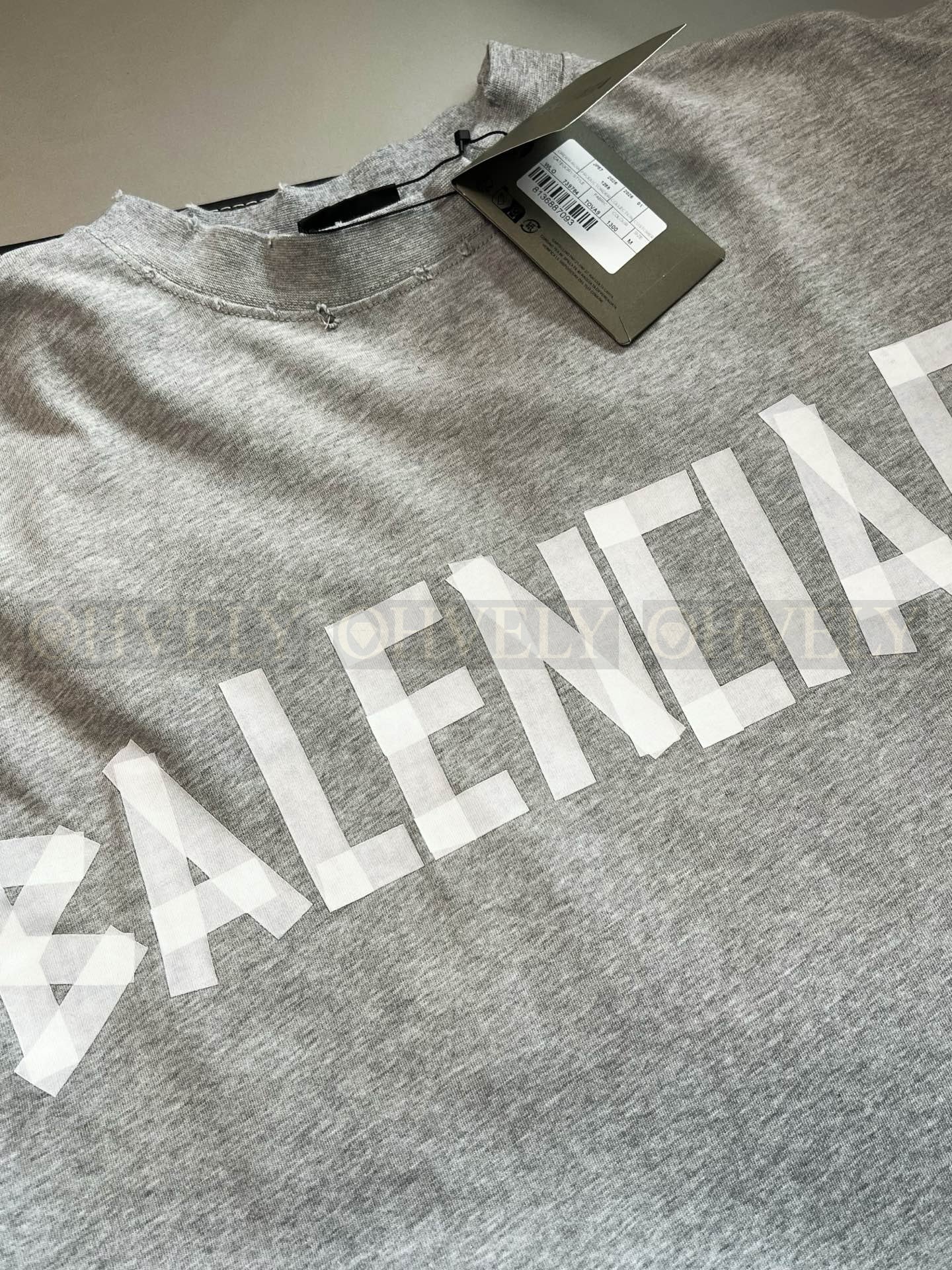 【 ZP버전 】발렌시아가 Balenciaga 테이프 타입 로고 디스트레스트 반팔 티셔츠 그레이 상품 썸네일
