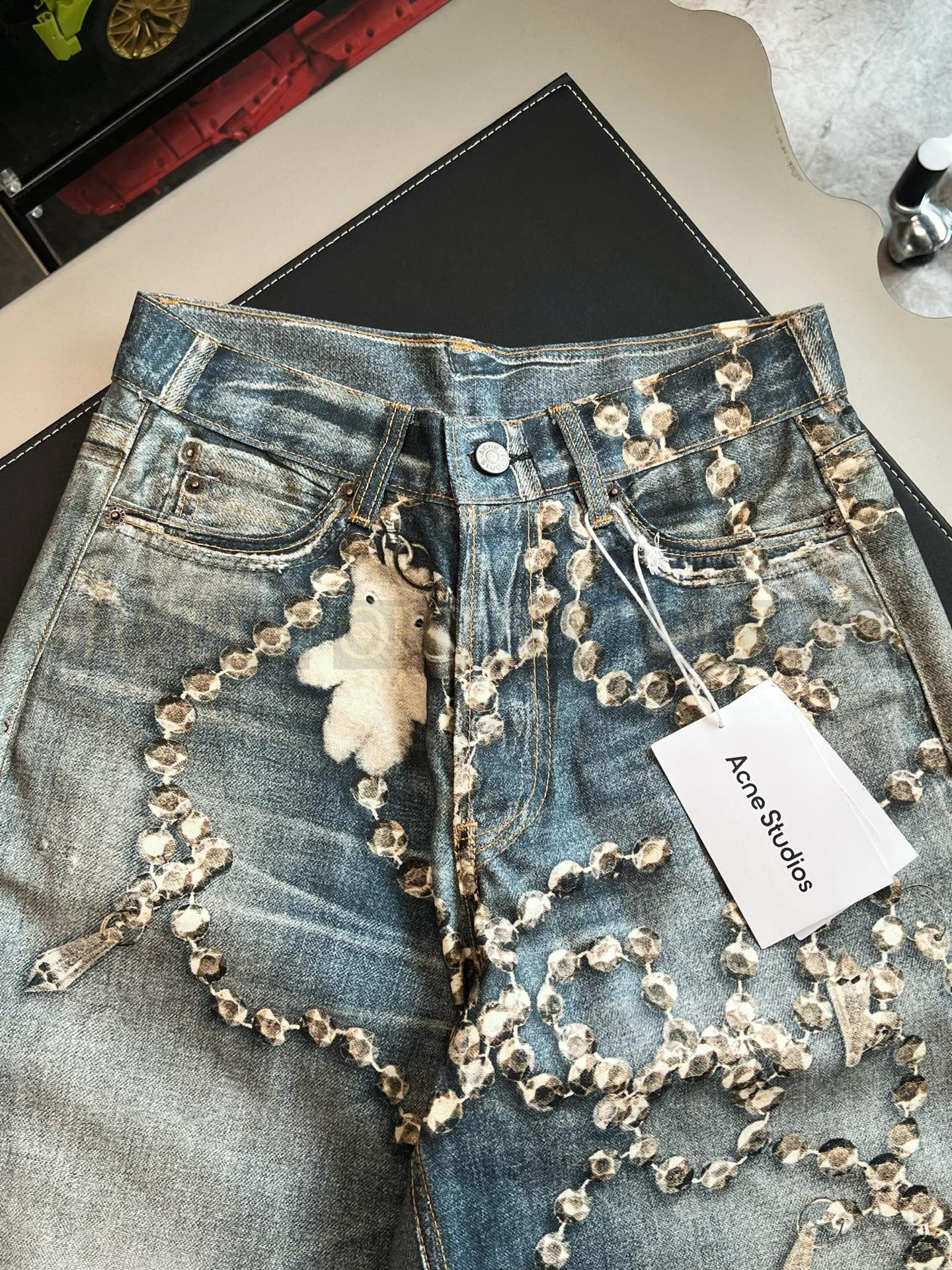 【 ZP버전 】아크네 스튜디오 Acne Studios 트롱프뢰유 크리스탈 리본 프린트 데님 팬츠 상품 썸네일
