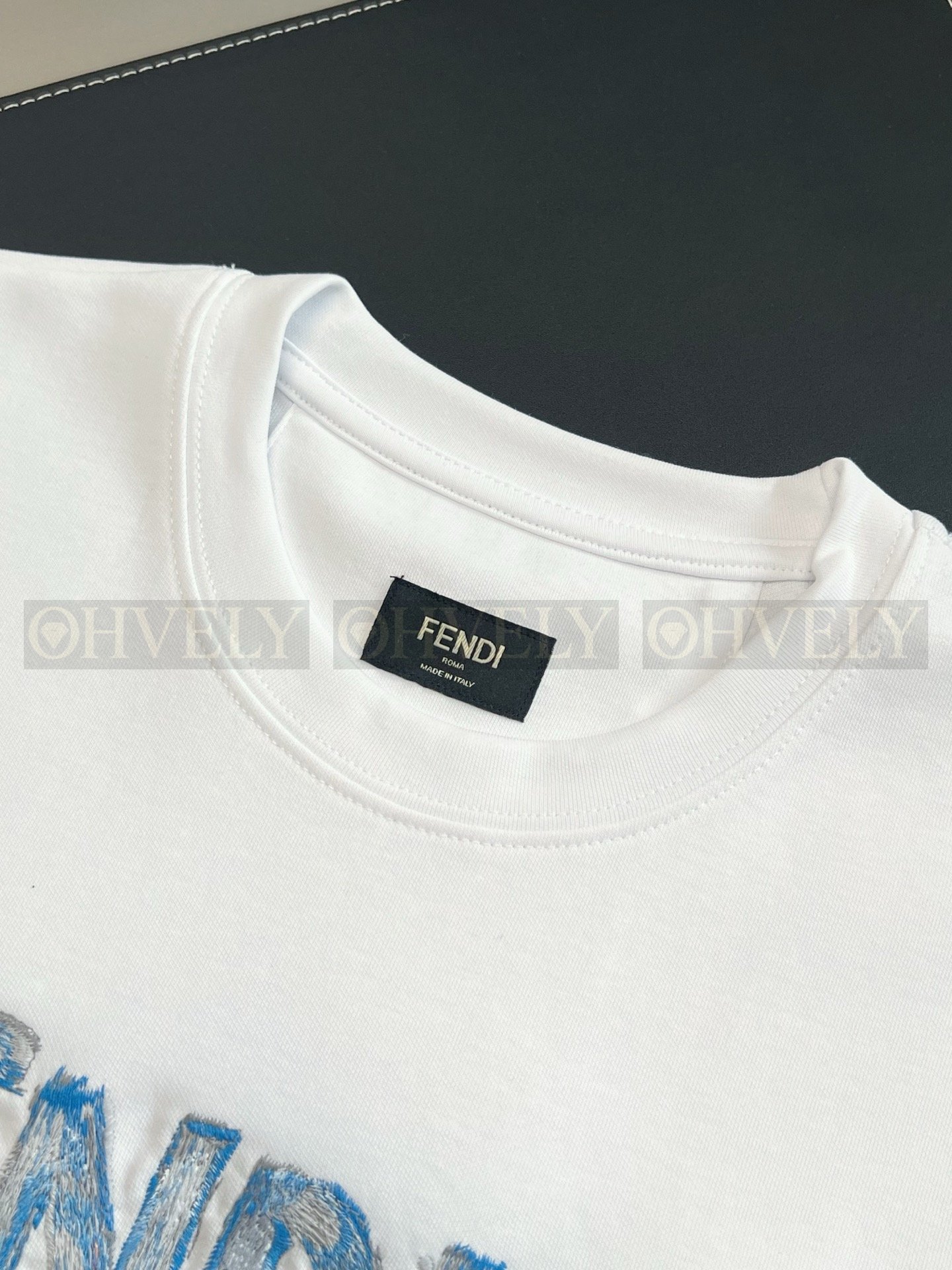 【 ZP버전 】펜디 Fendi 핸드 드로잉 로고 자수 티셔츠 상품 썸네일