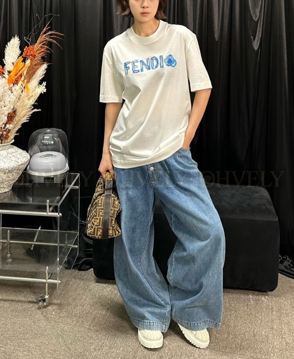【 ZP버전 】펜디 Fendi 핸드 드로잉 로고 자수 티셔츠 상품 썸네일