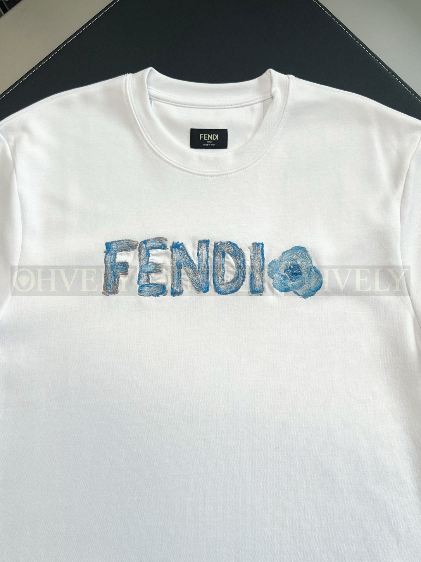 【 ZP버전 】펜디 Fendi 핸드 드로잉 로고 자수 티셔츠 상품 썸네일