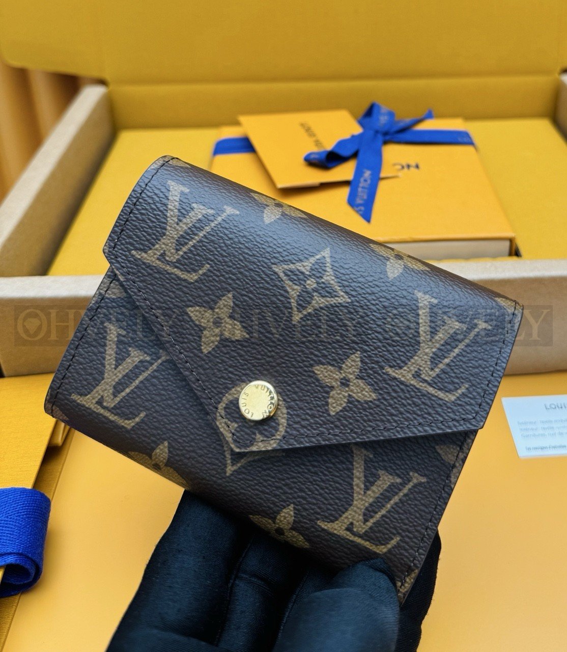 【 ZP 버전 】 루이비통 모노그램 앙프렝뜨 LV 참 카드 홀더 로즈 퐁디셰리 상품 썸네일