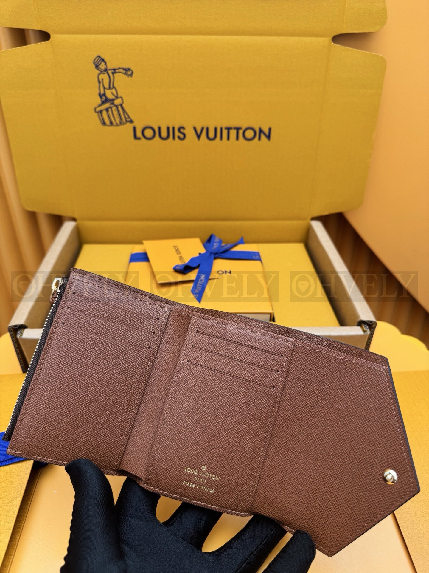 【 ZP 버전 】 루이비통 모노그램 앙프렝뜨 LV 참 카드 홀더 로즈 퐁디셰리 상품 썸네일