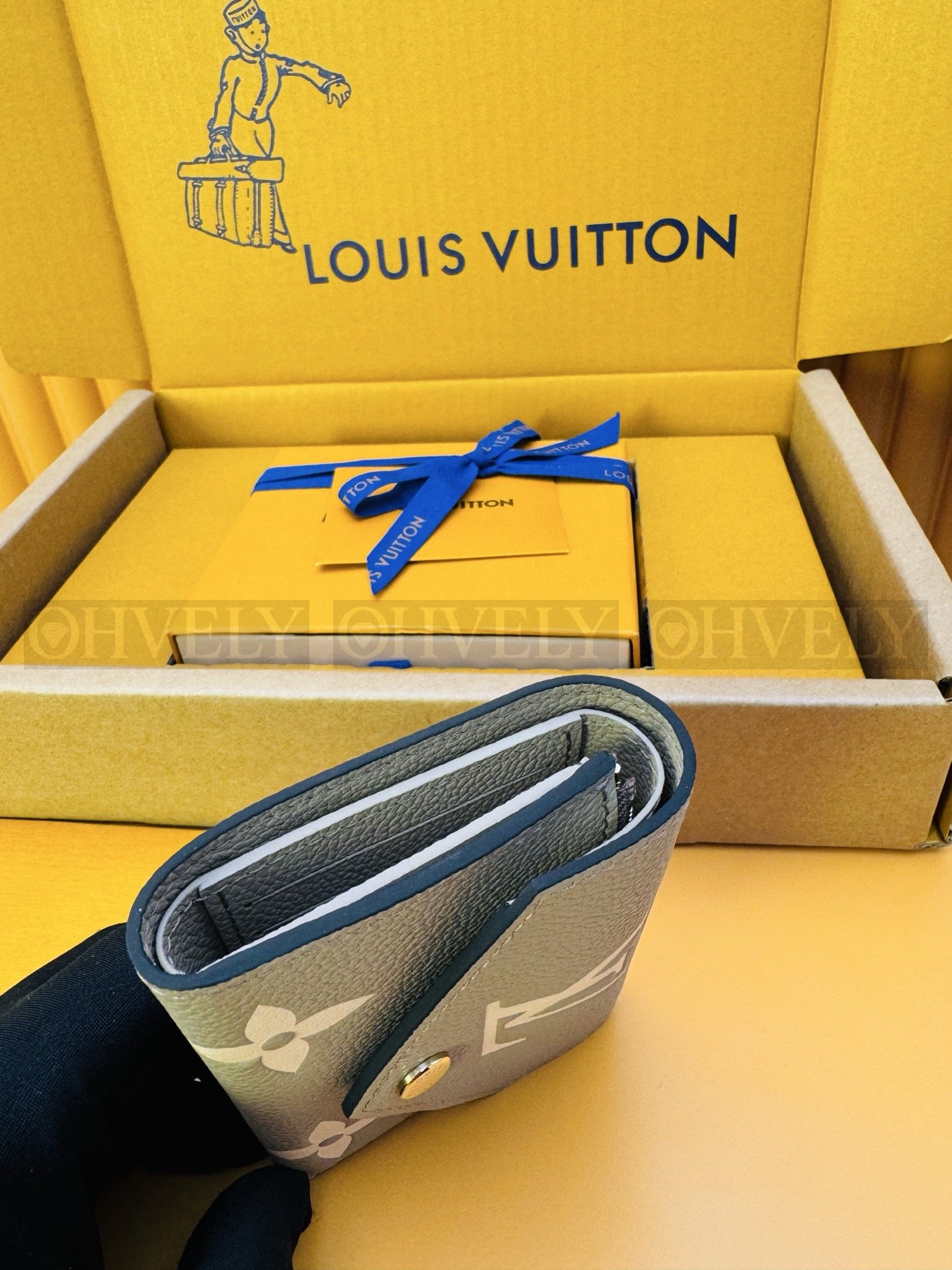 【 ZP 버전 】 루이비통 바이 컬러 모노그램 앙프렝뜨 빅토린 월릿 투르트렐 그레이 크렘 상품 썸네일
