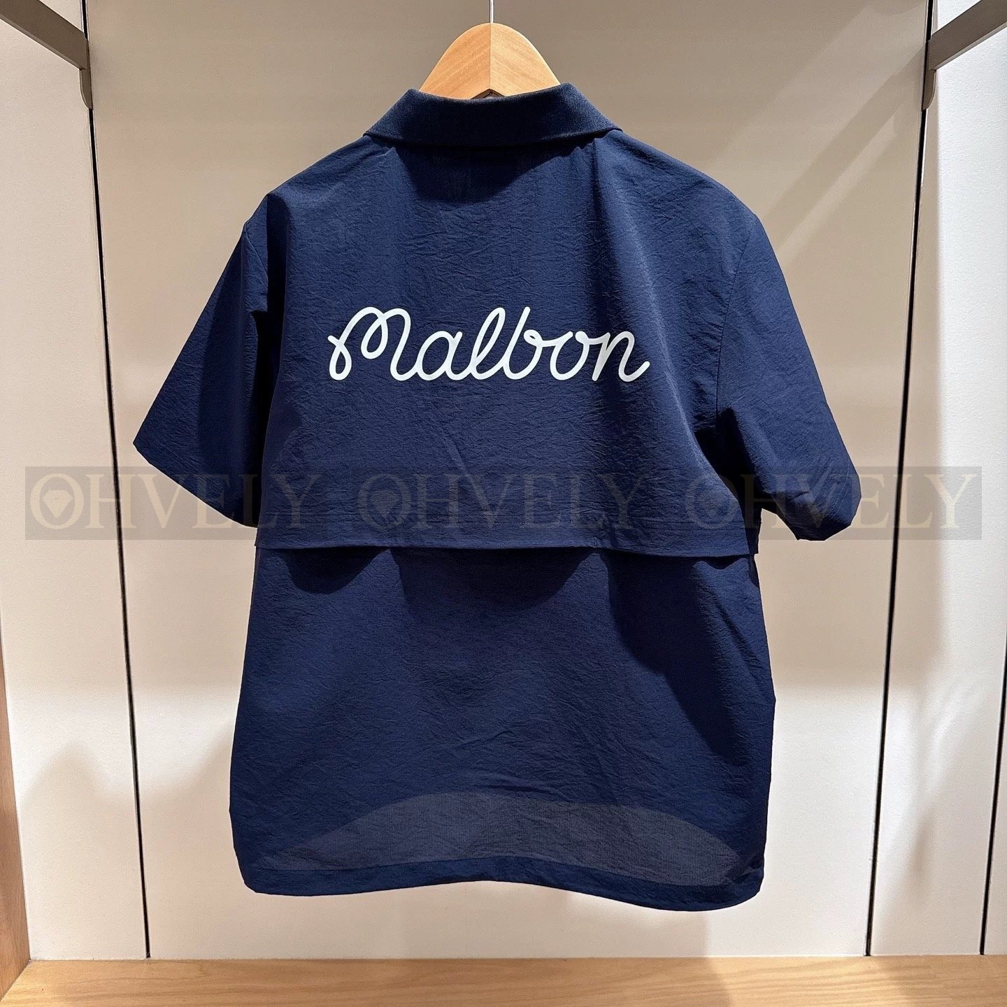 Malbon 말본 남성 스크립트 백 로고 오픈 카라 아노락 반소매 티셔츠 (화이트/네이비/블랙) 상품 썸네일