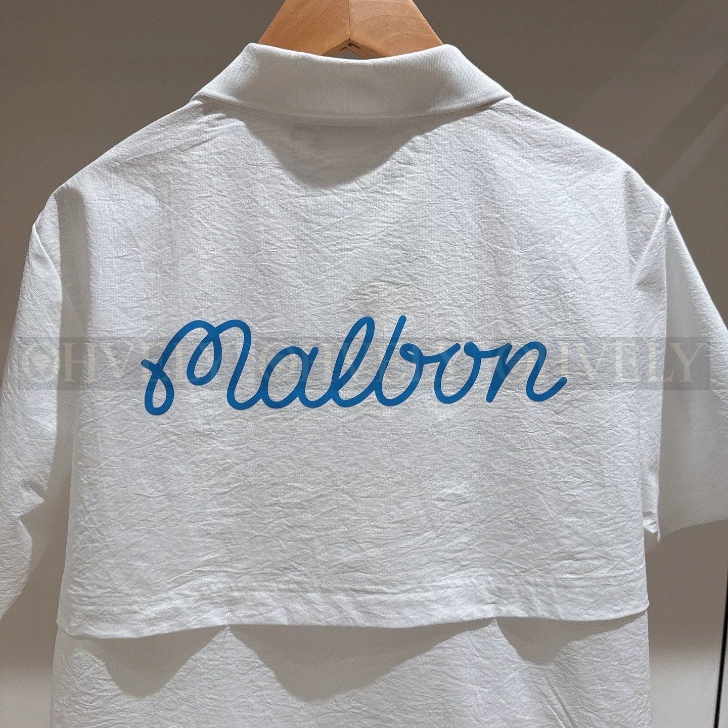 Malbon 말본 남성 스크립트 백 로고 오픈 카라 아노락 반소매 티셔츠 (화이트/네이비/블랙) 상품 썸네일