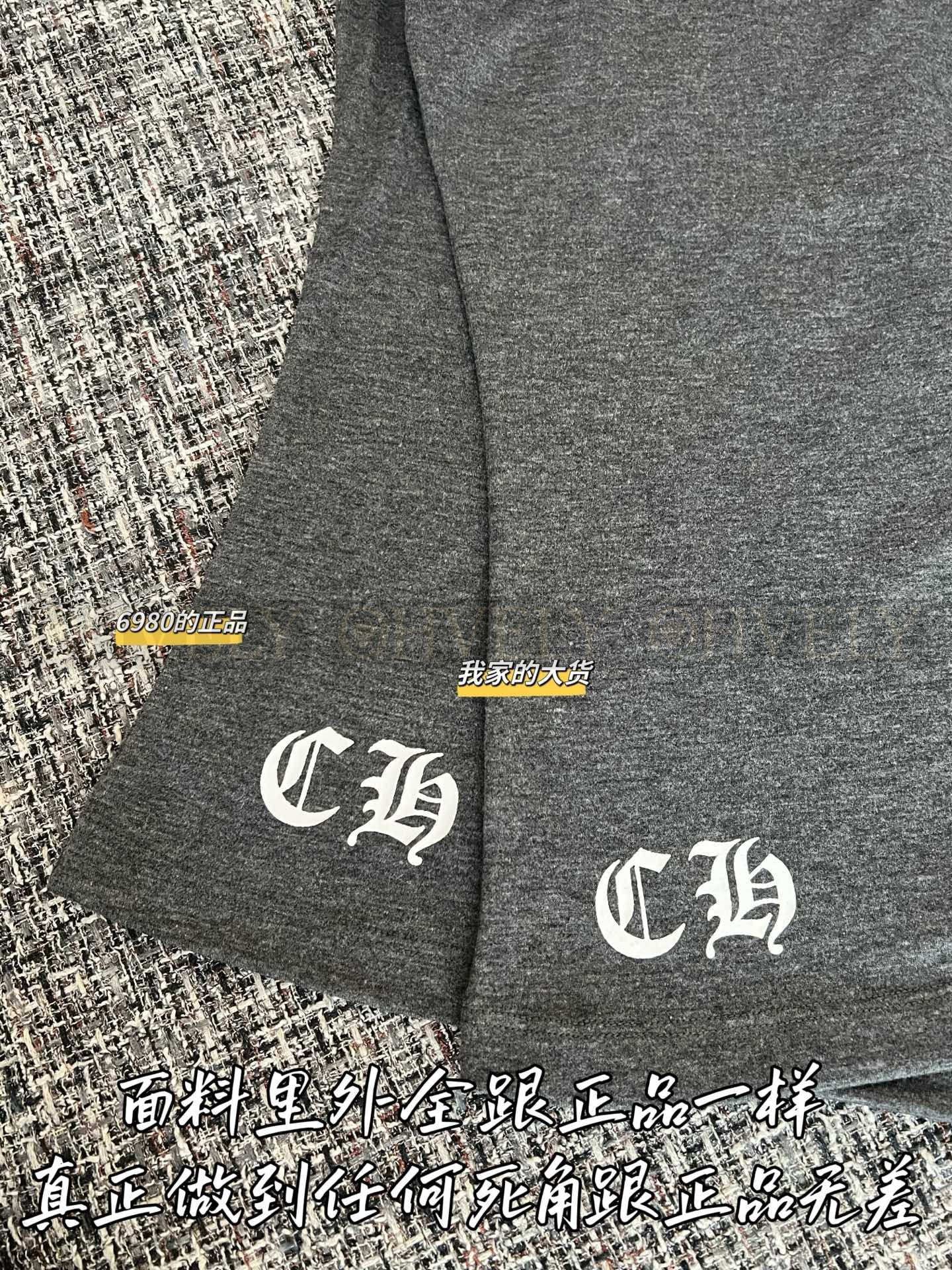 【 ZP버전 】크롬하츠 브이넥 고딕 폰트 백 프린트 반팔 티셔츠 상품 썸네일