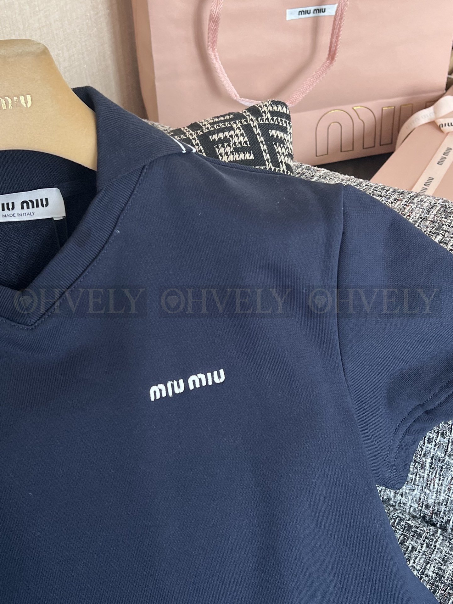 【 ZP버전 】미우미우 네이비 크롭 브이넥 반소매 티셔츠 상품 썸네일