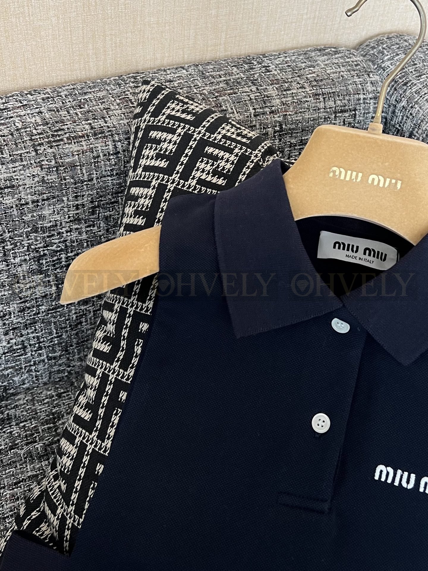 【 ZP버전 】미우미우 신상 폴로넥 슬리브리스 탑 상품 썸네일
