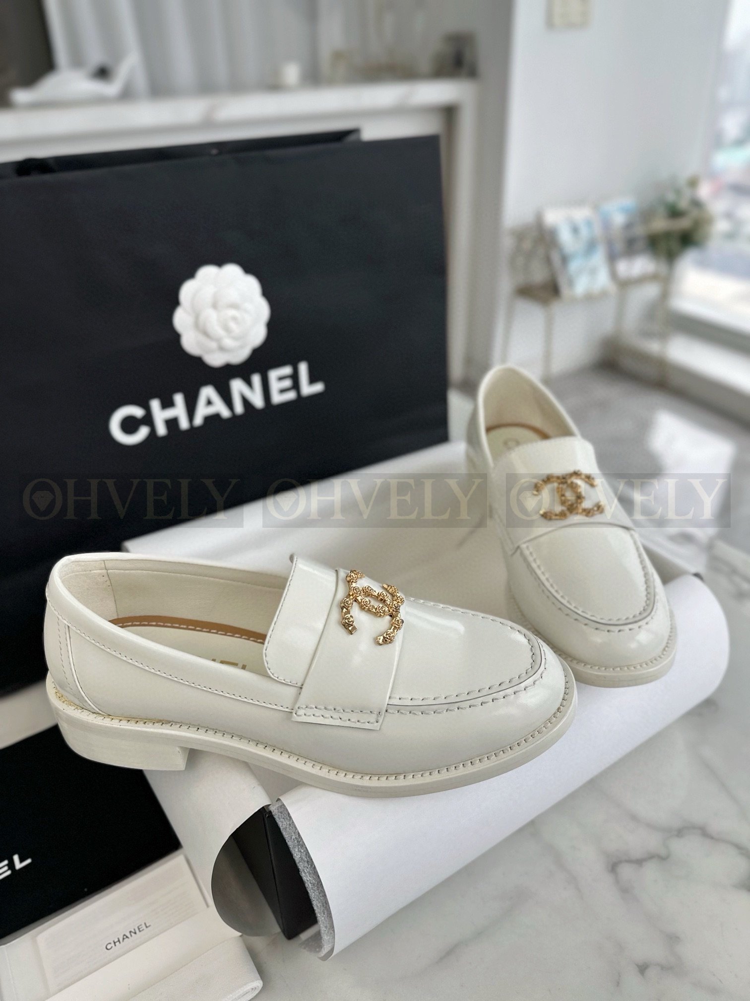 【 ZP버전 】CN 카프스킨 골드 해머드 로고 페니 로퍼 화이트