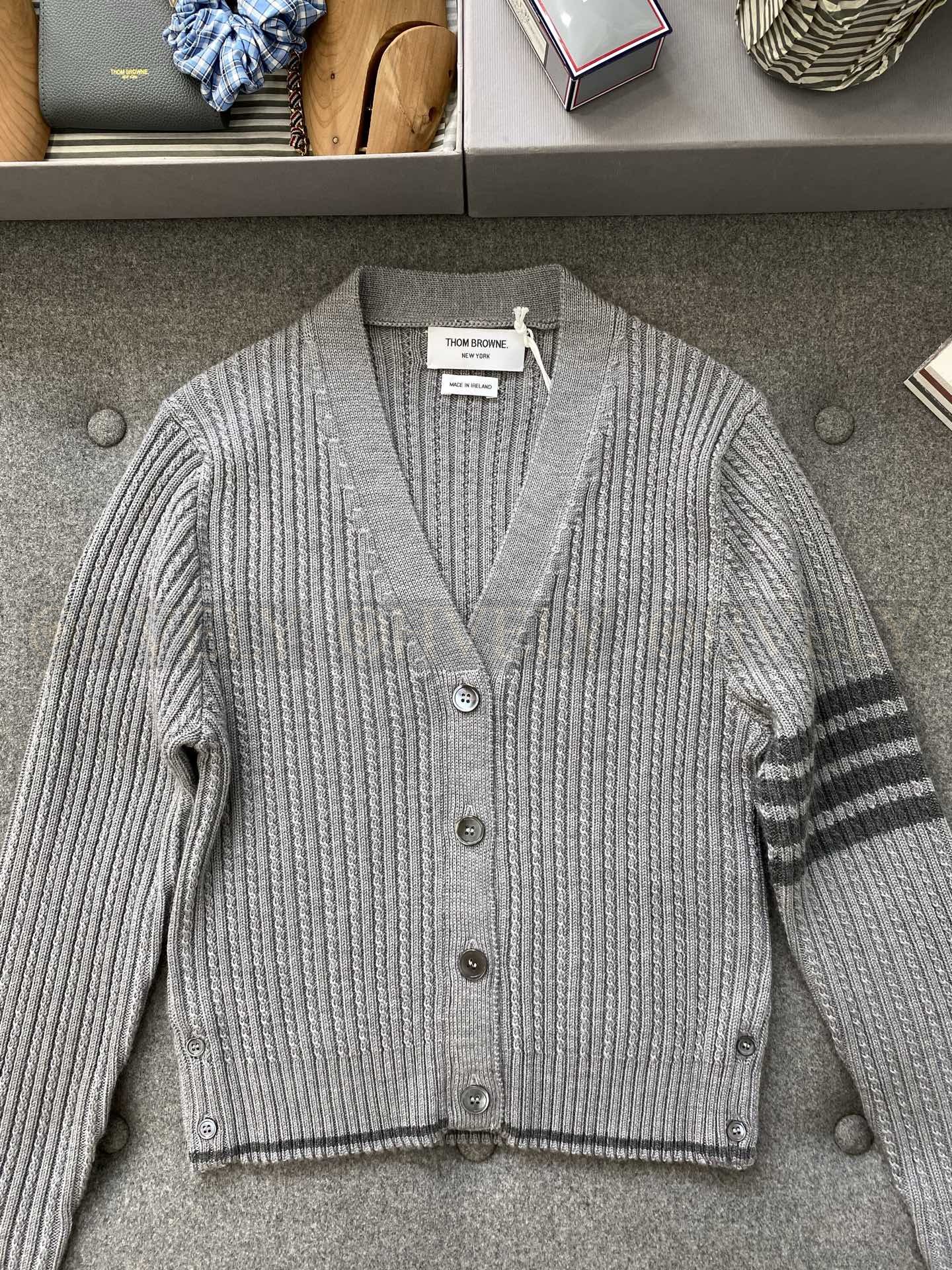 【 ZP버전 】TB 클래식 사선 사바 크롭 브이넥 가디건 상품 썸네일