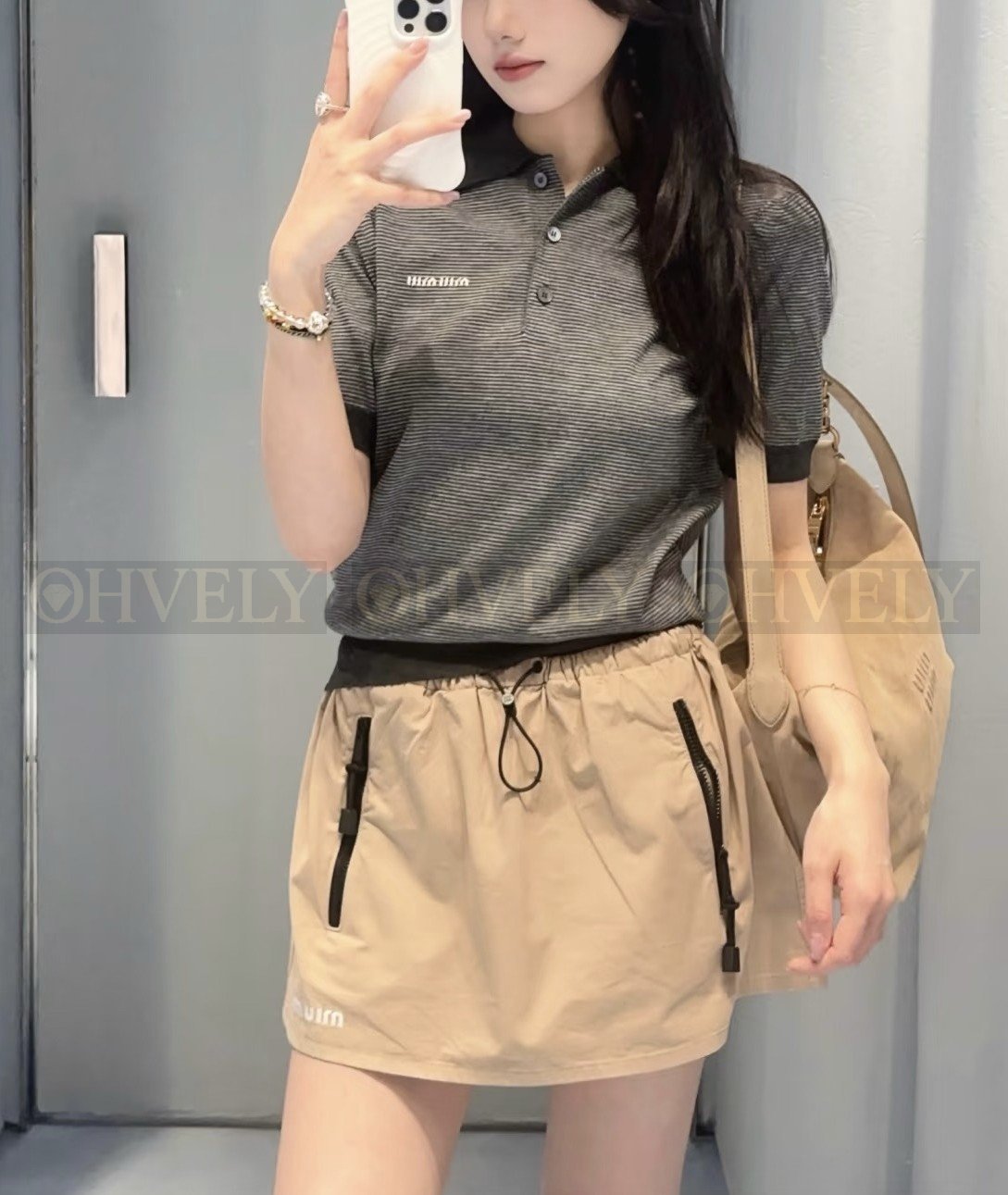 【 ZP버전 】MIU 다크그레이 스트라이프 배색 카라 폴로 반팔 티셔츠 상품 썸네일
