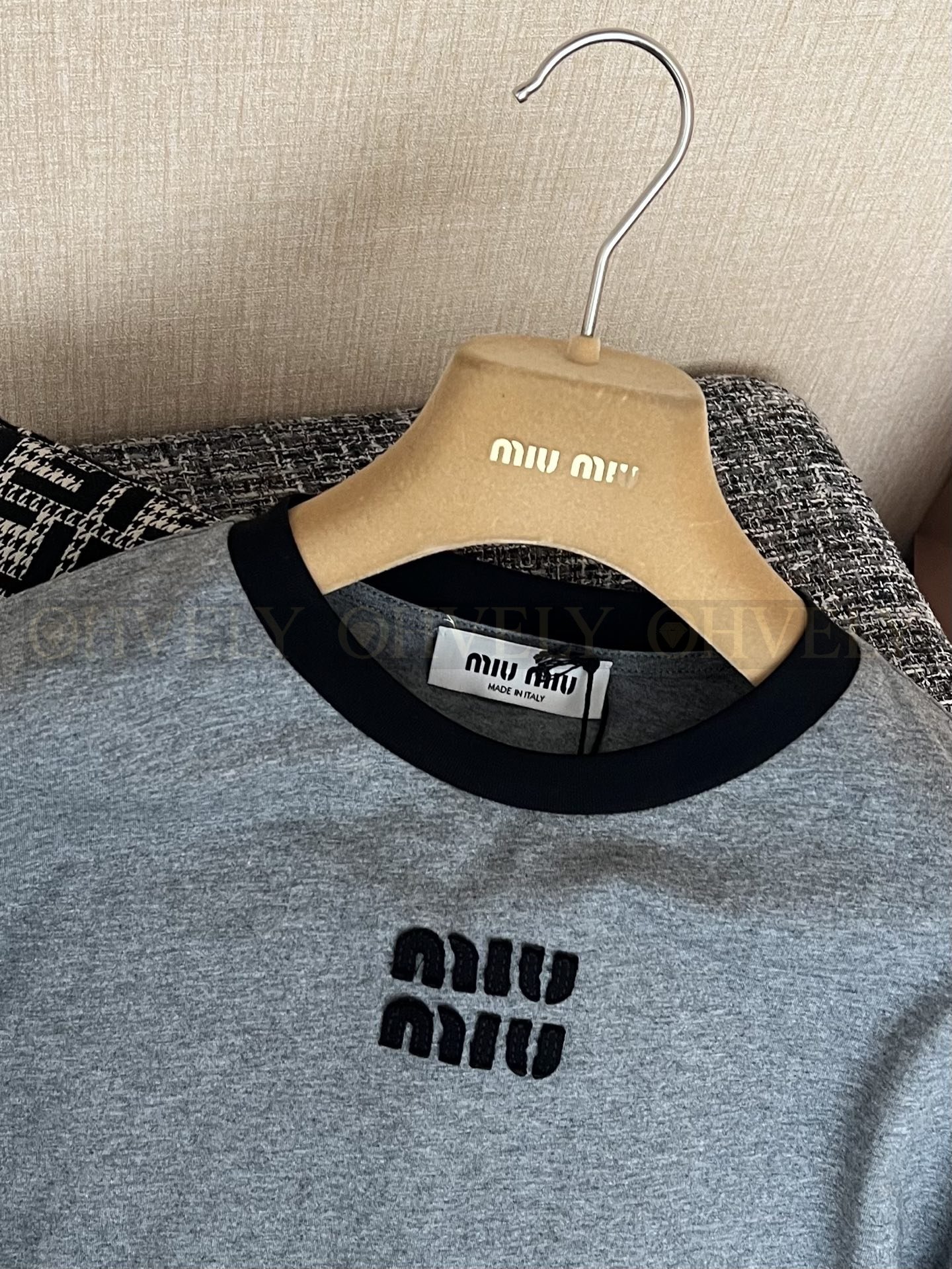 【 ZP버전 】MIU 그레이 와펜 자수 긴팔 티셔츠 상품 썸네일