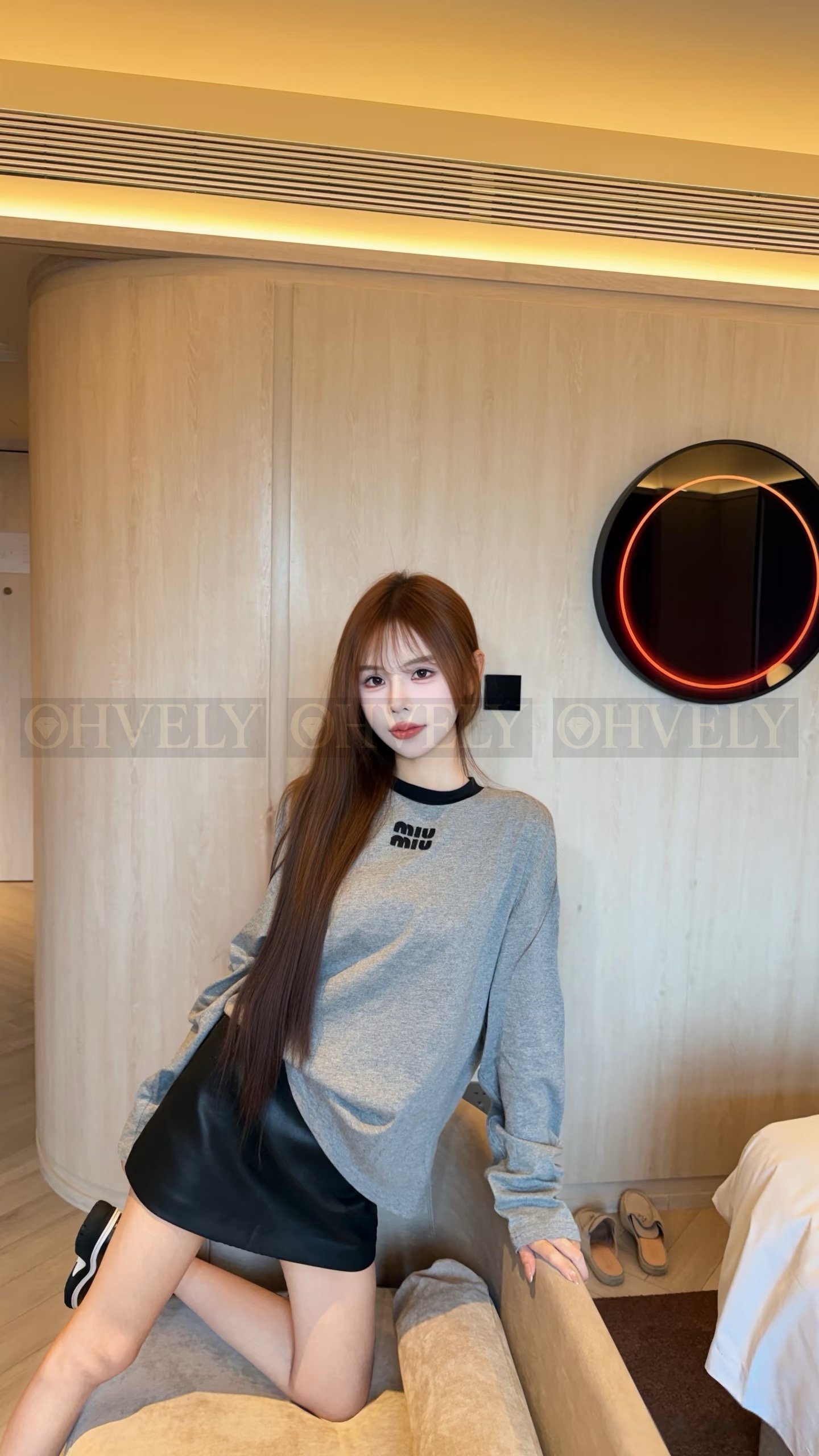 【 ZP버전 】MIU 그레이 와펜 자수 긴팔 티셔츠 상품 썸네일
