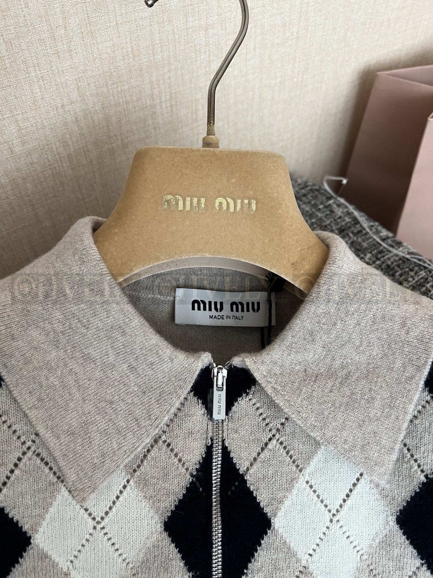 【 ZP버전 】 MIU 빈티지 아가일 하프집업 카라 니트 상품 썸네일