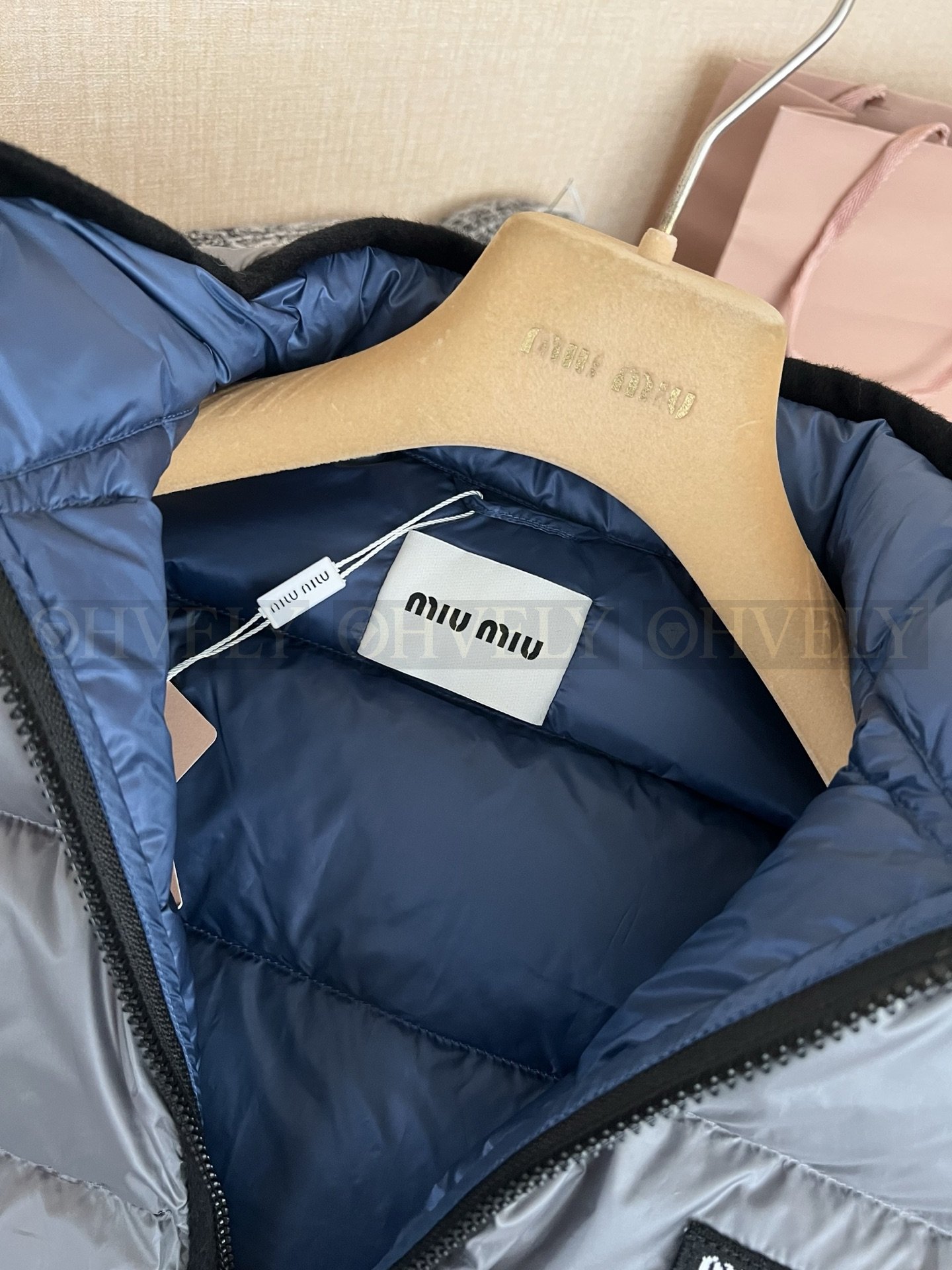 【 ZP버전 】MIU 그레이 로고 패치 덕다운 패딩 베스트 상품 썸네일