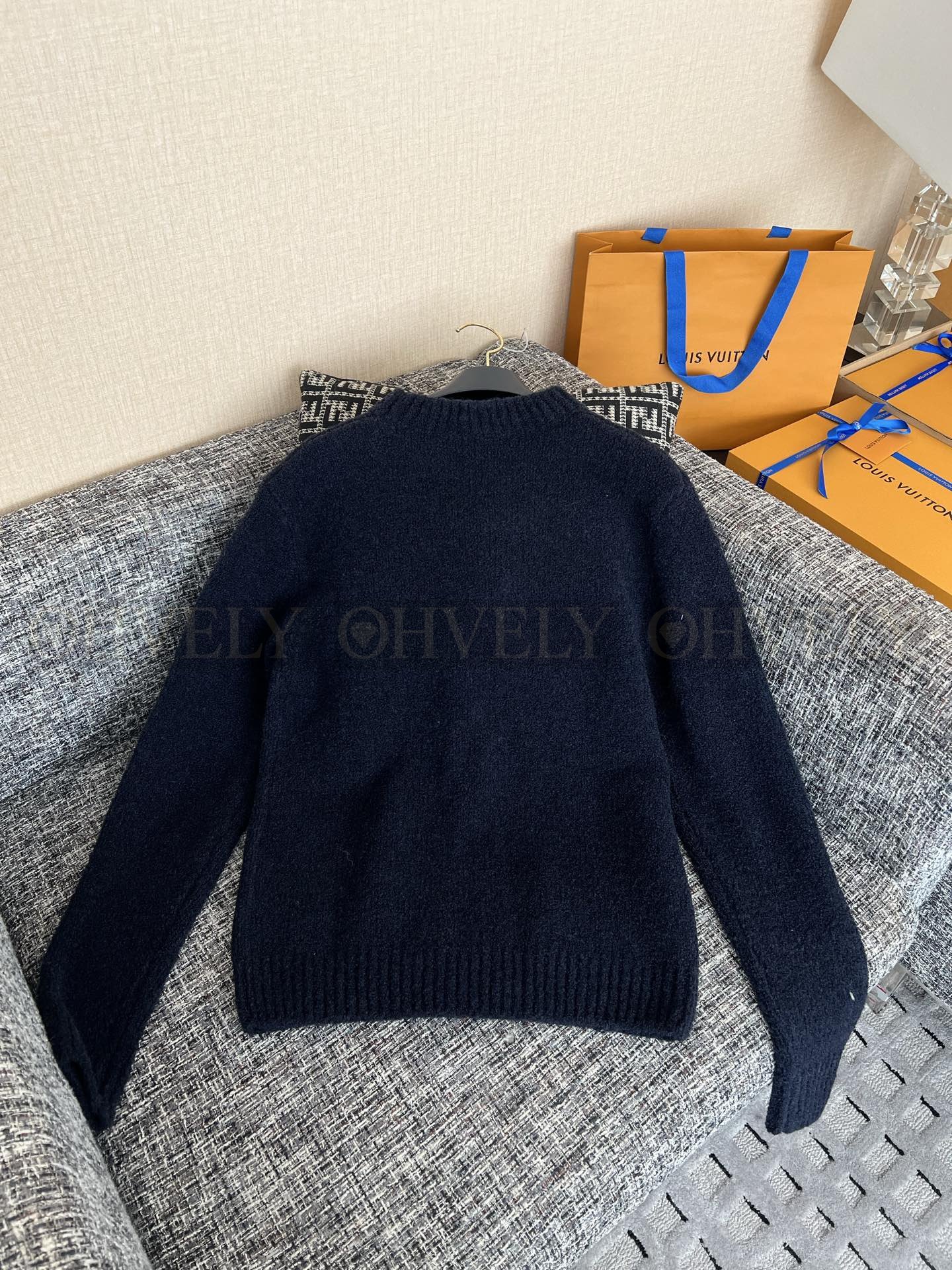 【 ZP버전 】LV 네이비 레터링 자카드 니트 상품 썸네일